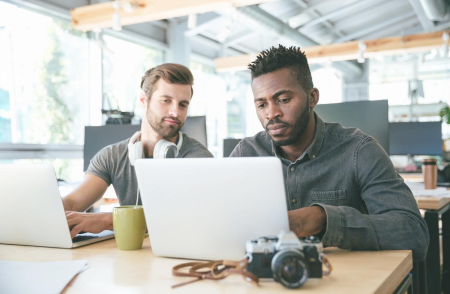 Étudiants internationaux travaillant ensemble sur leur budget